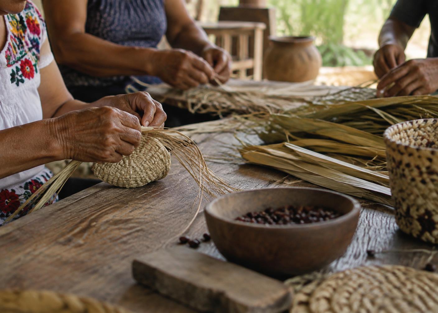 Manos trabajando materiales en un taller comunitario en México